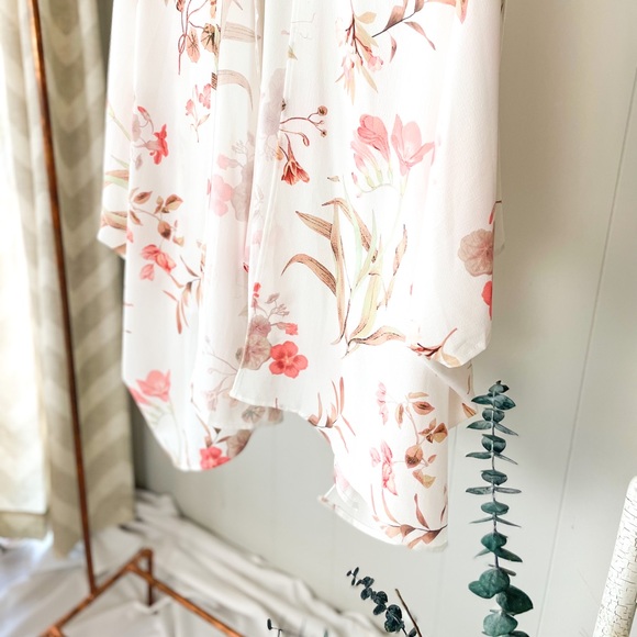 SOLD✨ Elegant Floral Swim Poncho - Picture 3 of 6